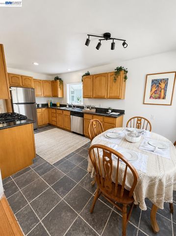 8041 greenly dr, Oakland, CA 94605