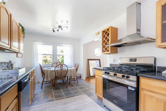 8041 greenly dr, Oakland, CA 94605
