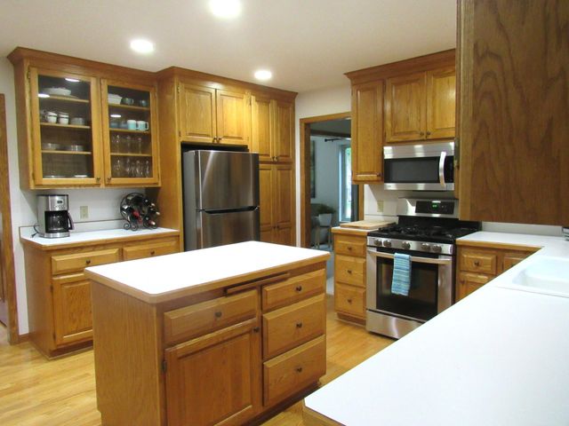 1020 Lake Lucy Road, Chanhassen, MN 55317