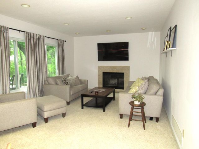 1020 Lake Lucy Road, Chanhassen, MN 55317