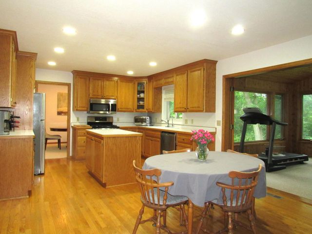 1020 Lake Lucy Road, Chanhassen, MN 55317