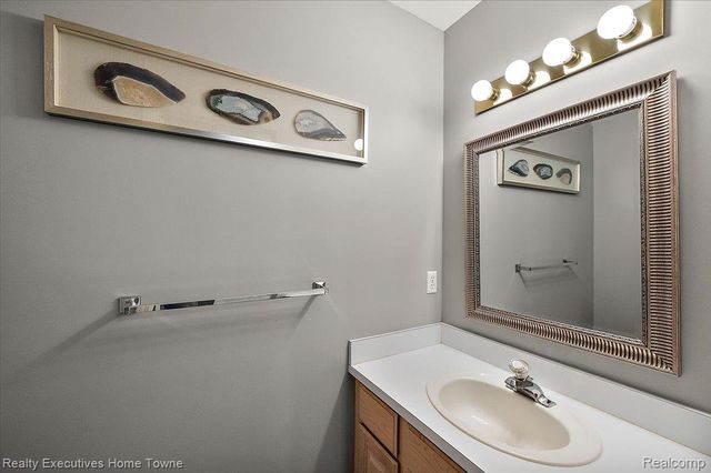 899 Hathaway Dr Drive, Auburn Hills, MI 48326