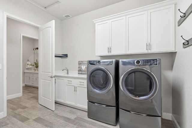 1758 N Carson Avenue, Clovis, CA 93619