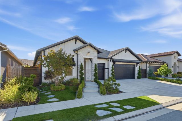 1758 N Carson Avenue, Clovis, CA 93619