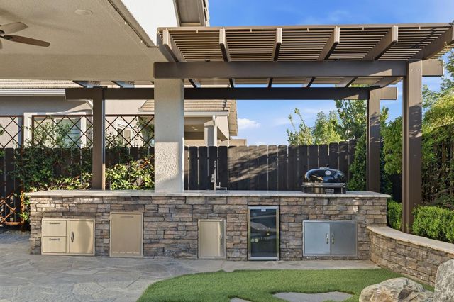 1758 N Carson Avenue, Clovis, CA 93619