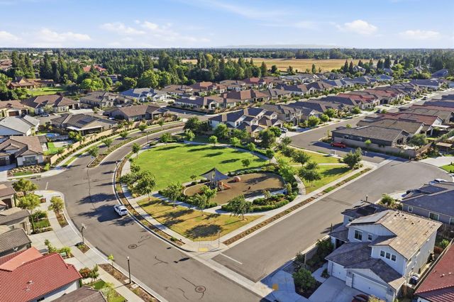 1758 N Carson Avenue, Clovis, CA 93619