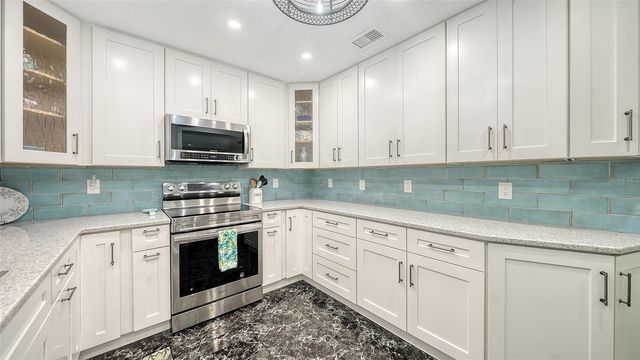 1200 EAST PEPPERTREE LANE 302, Sarasota, FL 34242