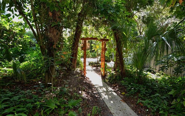 1200 EAST PEPPERTREE LANE 302, Sarasota, FL 34242