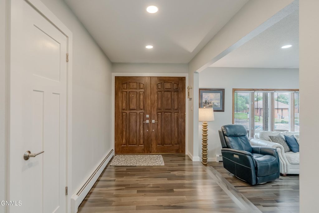 1218 26th Street N, Bismarck, ND 58501 photo 4