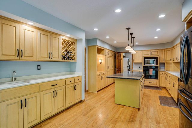 8973 Knoble Court, Eden Prairie, MN 55347
