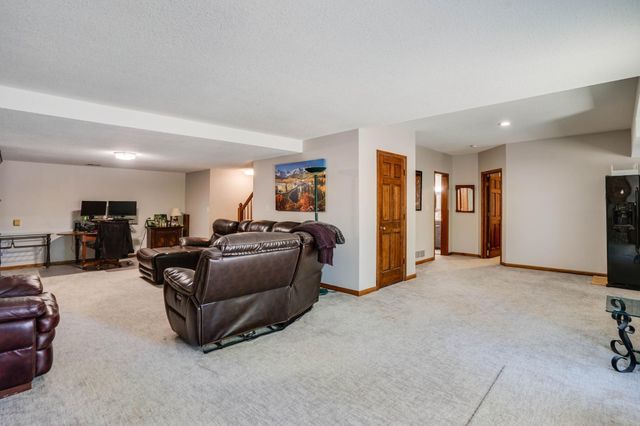 8973 Knoble Court, Eden Prairie, MN 55347