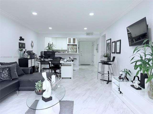 1100 HILLCREST COURT 111, Hollywood, FL 33021