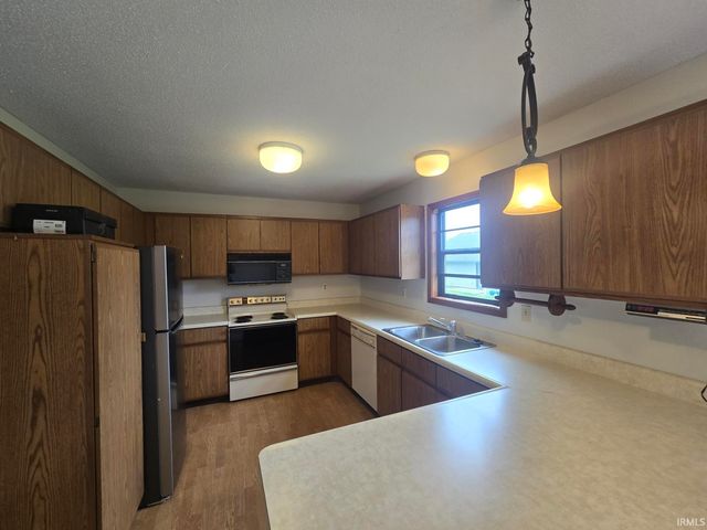 727 Riley Road, Kendallville, IN 46755
