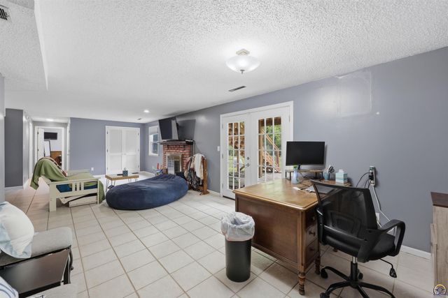 2518 SW Arrowhead RD, Topeka, KS 66614