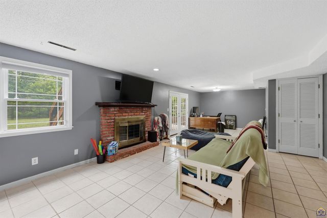 2518 SW Arrowhead RD, Topeka, KS 66614