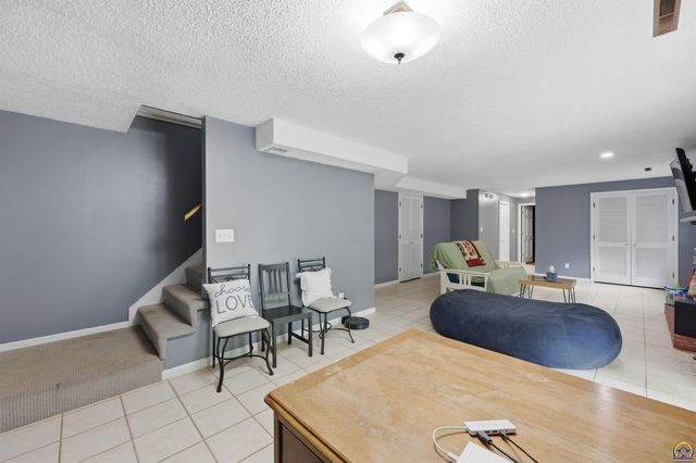 2518 SW Arrowhead RD, Topeka, KS 66614