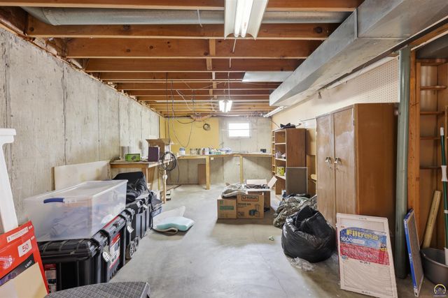 2518 SW Arrowhead RD, Topeka, KS 66614