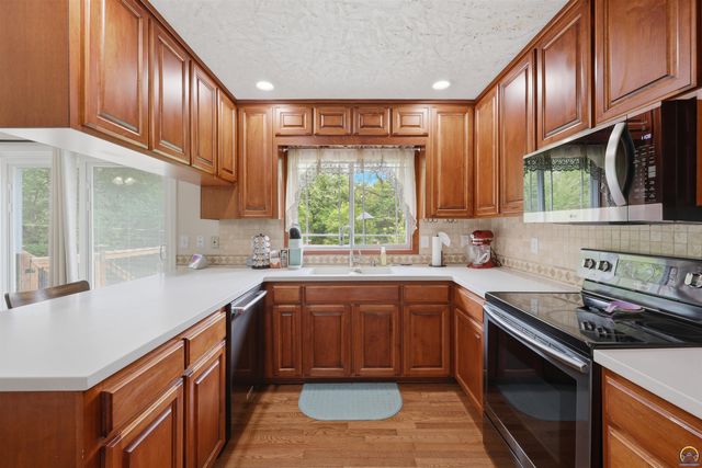 2518 SW Arrowhead RD, Topeka, KS 66614
