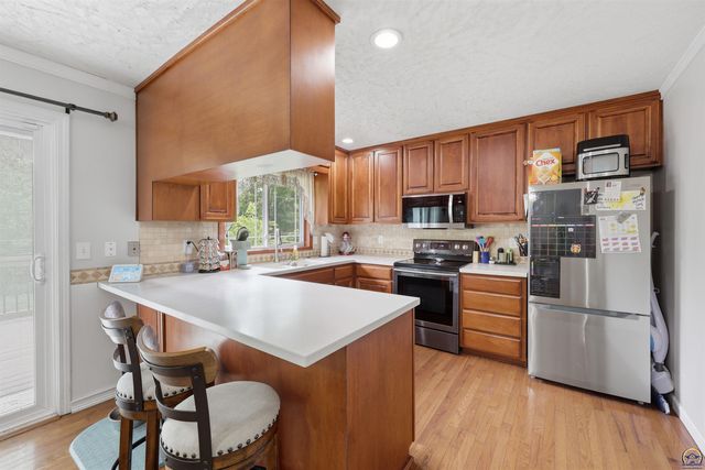 2518 SW Arrowhead RD, Topeka, KS 66614