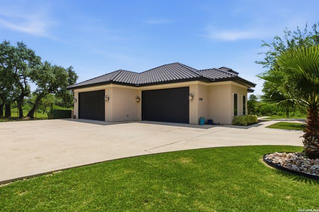 2928 Rustlers TRL, San Antonio, TX 78245