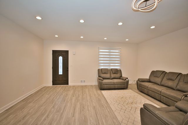 4616 N Kostner Avenue, Chicago, IL 60630