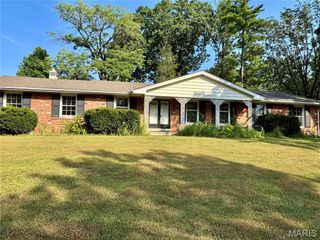 487 Runnymede Drive, Creve Coeur, MO 63141