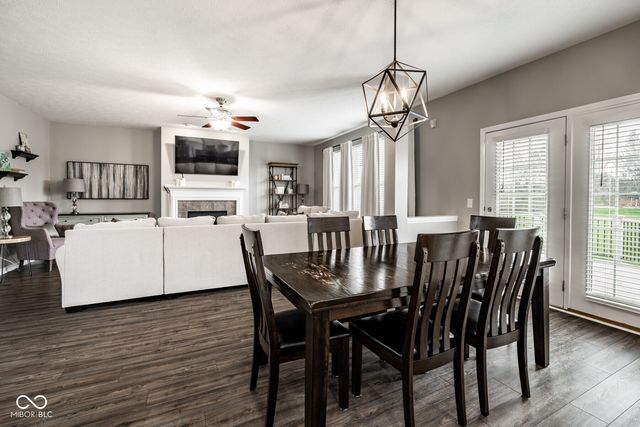 6821 Woodhaven Place, Zionsville, IN 46077