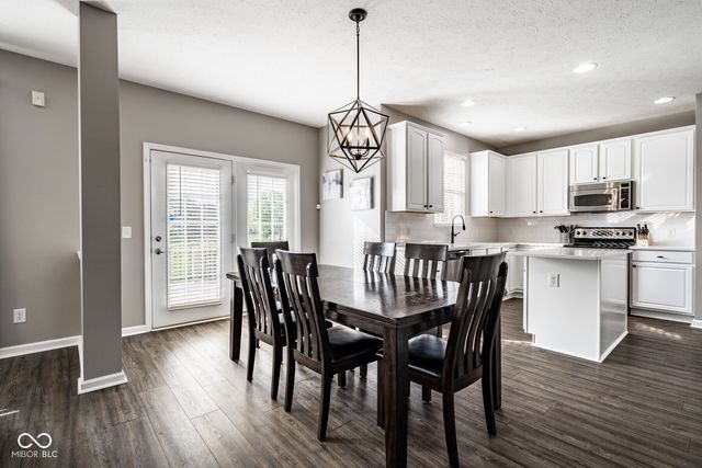 6821 Woodhaven Place, Zionsville, IN 46077