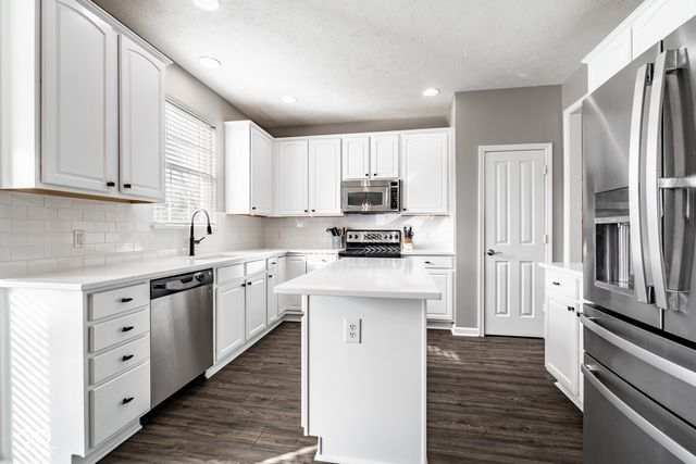 6821 Woodhaven Place, Zionsville, IN 46077