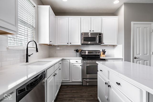 6821 Woodhaven Place, Zionsville, IN 46077