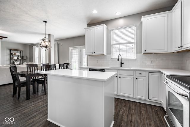 6821 Woodhaven Place, Zionsville, IN 46077
