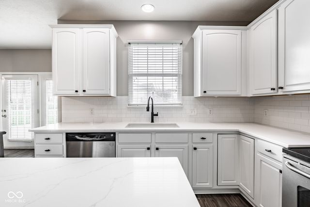 6821 Woodhaven Place, Zionsville, IN 46077