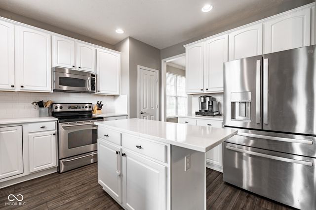 6821 Woodhaven Place, Zionsville, IN 46077