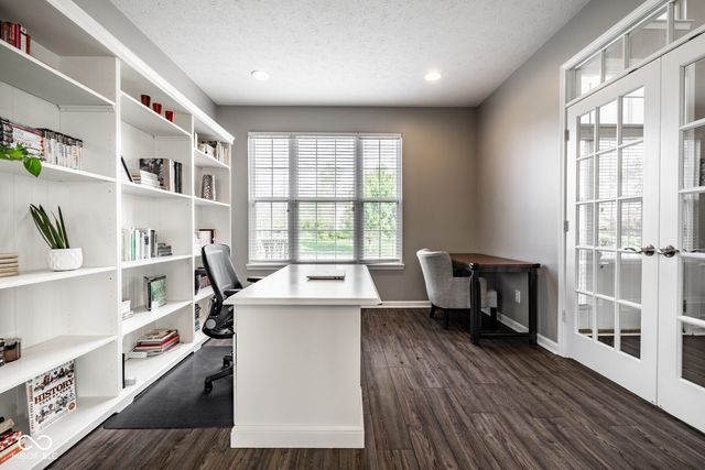 6821 Woodhaven Place, Zionsville, IN 46077