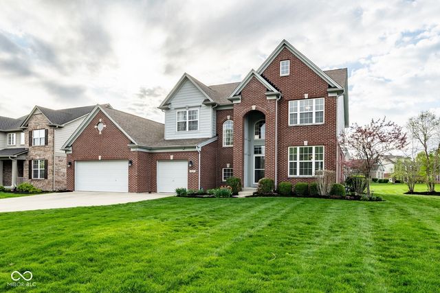 6821 Woodhaven Place, Zionsville, IN 46077