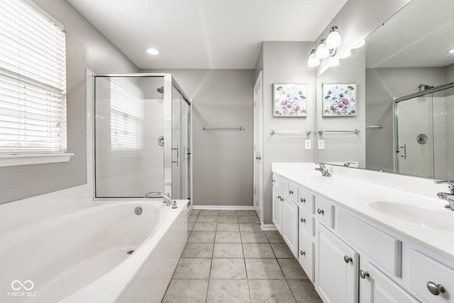 6821 Woodhaven Place, Zionsville, IN 46077