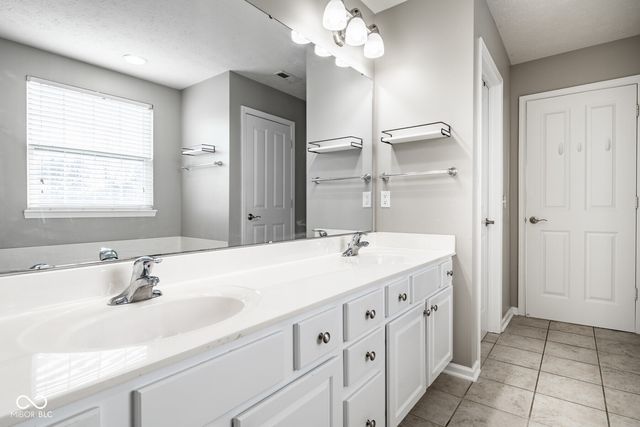 6821 Woodhaven Place, Zionsville, IN 46077