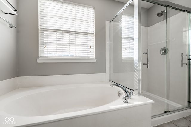 6821 Woodhaven Place, Zionsville, IN 46077