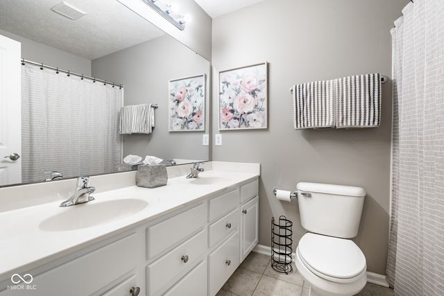 6821 Woodhaven Place, Zionsville, IN 46077