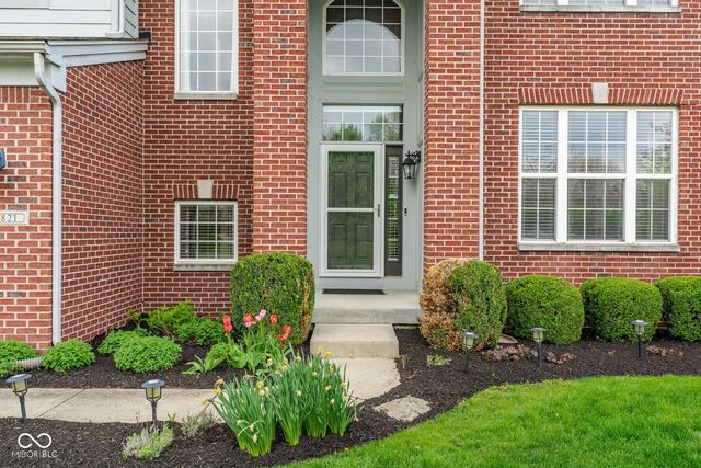 6821 Woodhaven Place, Zionsville, IN 46077