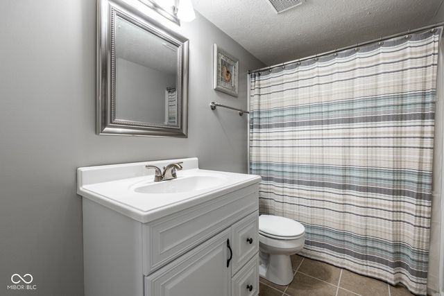 6821 Woodhaven Place, Zionsville, IN 46077