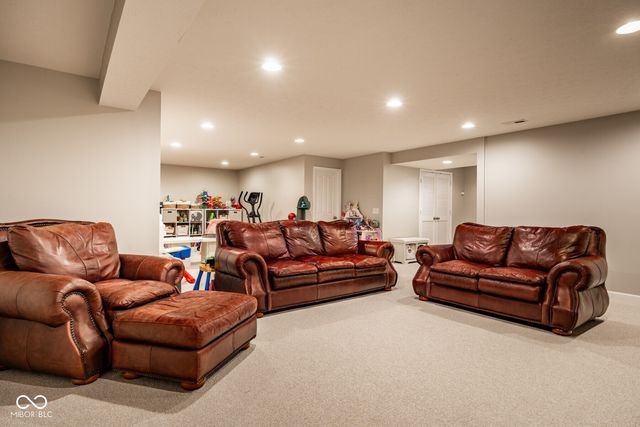 6821 Woodhaven Place, Zionsville, IN 46077