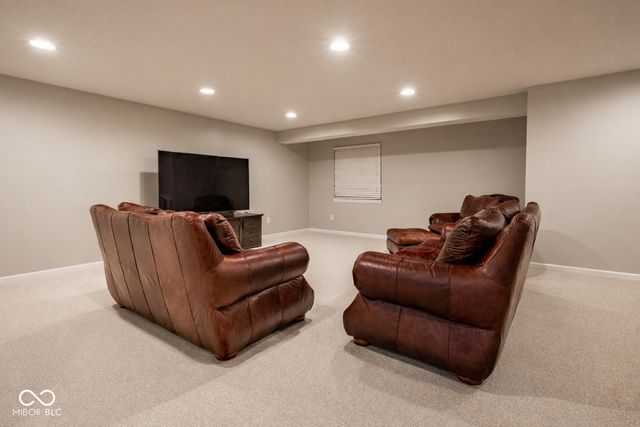 6821 Woodhaven Place, Zionsville, IN 46077