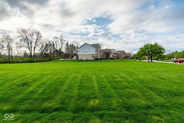 6821 Woodhaven Place, Zionsville, IN 46077