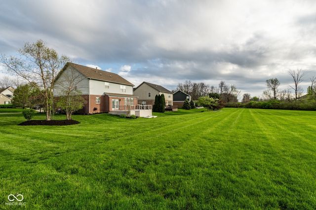 6821 Woodhaven Place, Zionsville, IN 46077