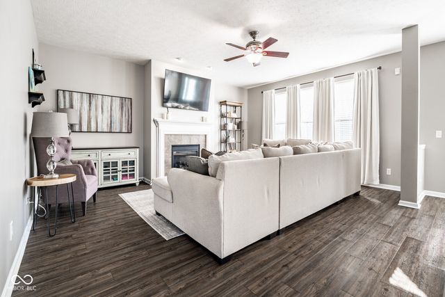 6821 Woodhaven Place, Zionsville, IN 46077