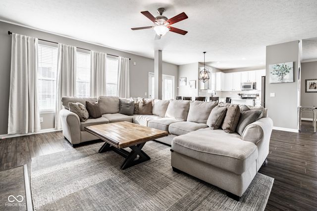 6821 Woodhaven Place, Zionsville, IN 46077