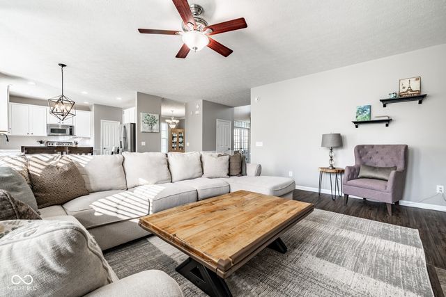 6821 Woodhaven Place, Zionsville, IN 46077
