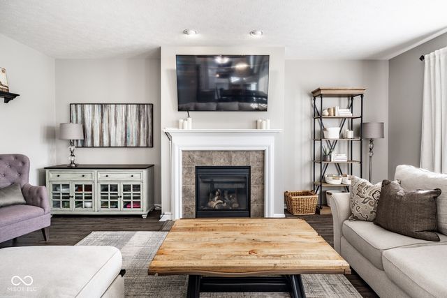 6821 Woodhaven Place, Zionsville, IN 46077
