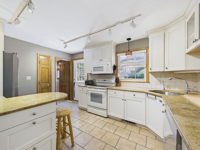 121 Plain St, Rehoboth, MA 02769